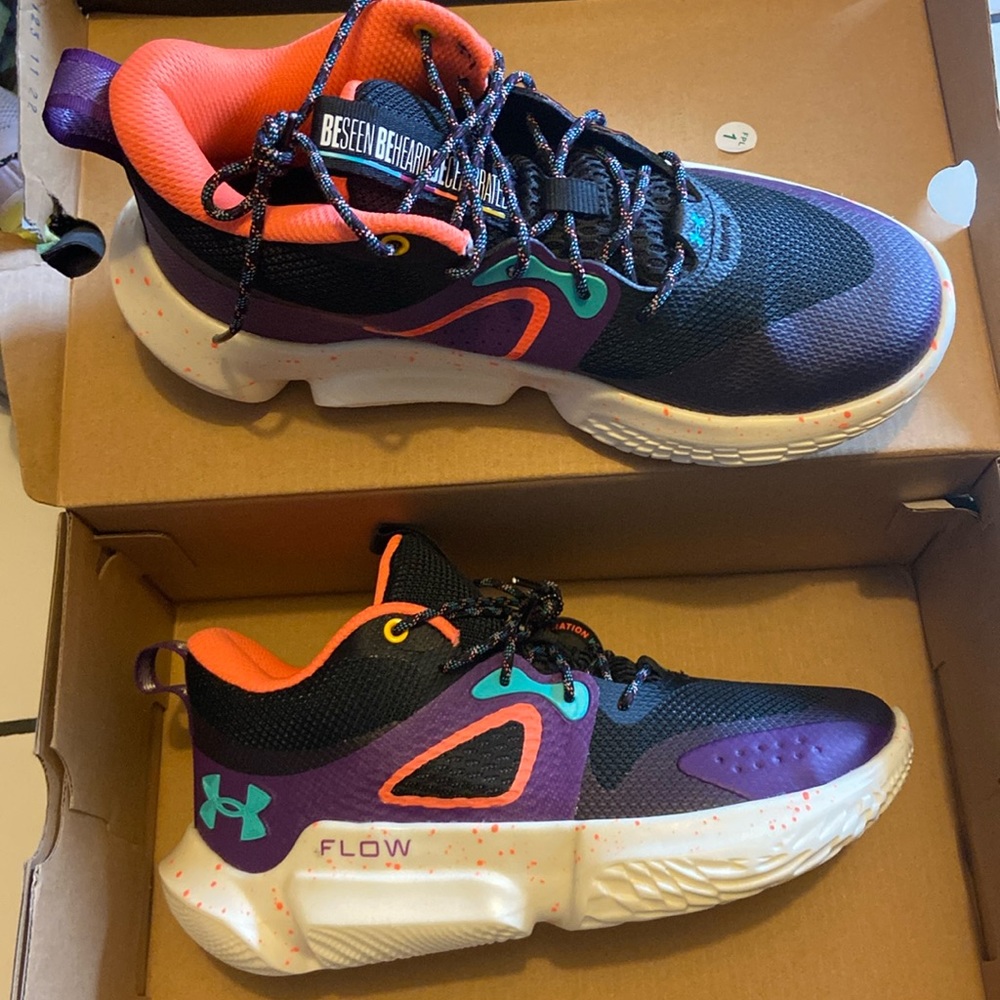 Under armour flow breakthru 3 BHM women’s size 7.5 NIB